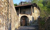 10 Vecchia cascina all 'inizio della scalinata che da Villa Agliardi porta al Santuario